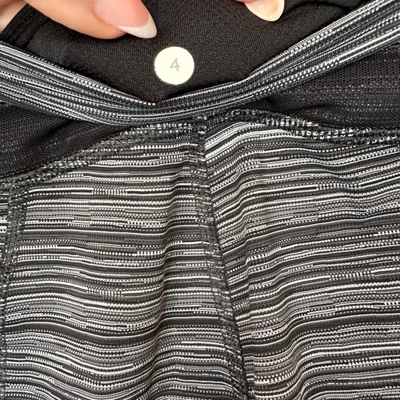 Lululemon sz.4 Legging w/Mesh 25” inseam EUC - Picture 3 of 5